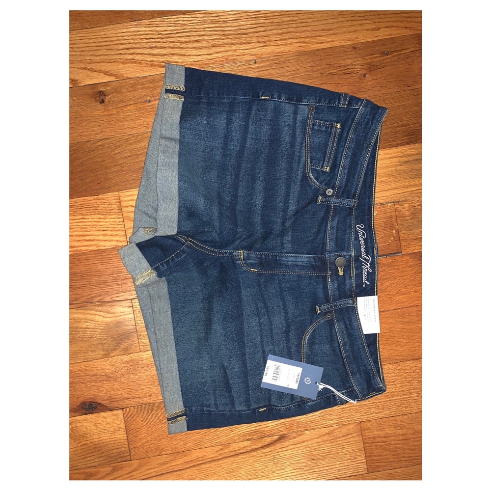BRAND NEW WITH TAGS- UNIVERSAL THREAD SHORTS!